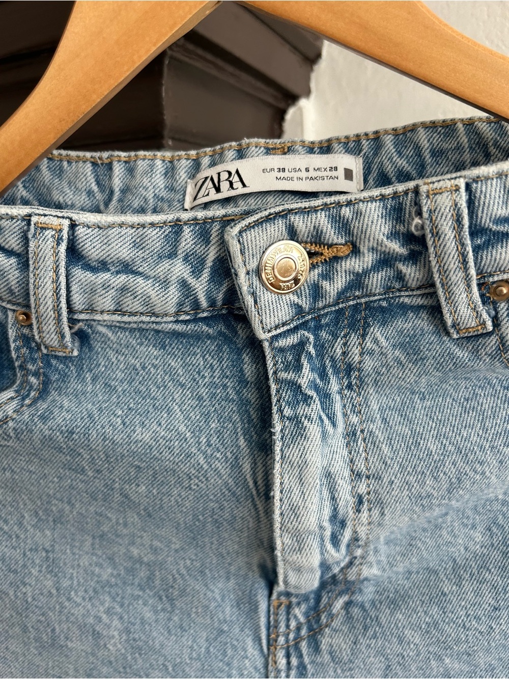 Zara Light Wash Boyfriend Jeans - Pale Blue - Picture 2 of 6